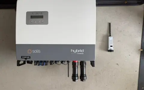 Solis hybrid växelriktare med display och anslutningar. Bredvid syns en liten antenn.
