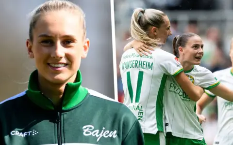 Glad svensk kvinnlig fotbollsspelare i Bajen-tröja, firar med lagkamrater på planen.