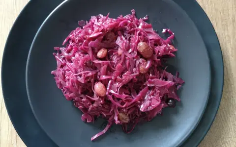 Czerwona kapusta przepis babci. Aromatyczna, duszona z rodzynkami, idealna na obiad.