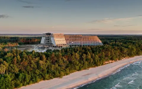 Nowy hotel Gołębiewski powstaje nad morzem, otoczony lasem. Trwa budowa obiektu, który będzie oferował widok na plażę i Bałtyk.