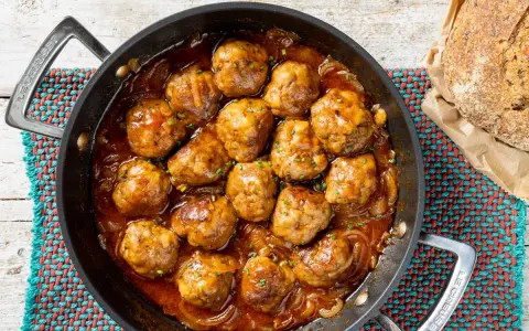 Polpette succulente in salsa, perfetti secondi natalizi sfiziosi. Accompagnate da pane rustico, un'esplosione di sapori.
