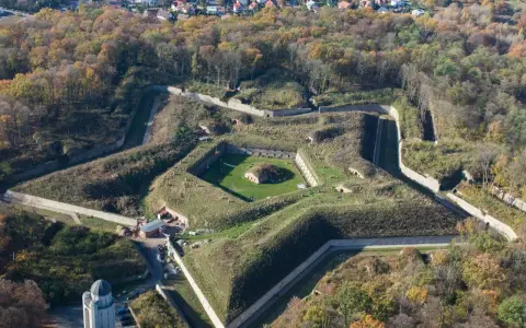 Fortyfikacje w Nysie, kształtem przypominające gwiazdę, to jedne z najciekawszych atrakcji regionu. Otoczone jesiennym lasem, zachwycają swoją architekturą.