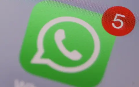 WhatsApp-Logo mit Benachrichtigungszahl 5 in einem roten Kreis.