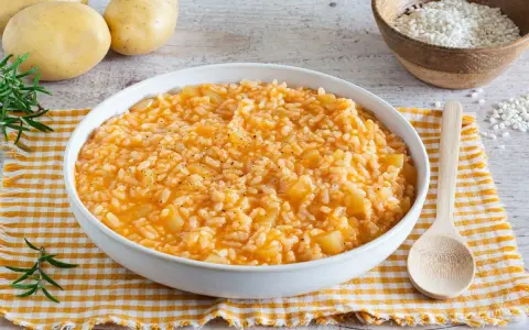 Un cremoso risotto con patate, arricchito da pepe nero e rosmarino fresco. Ingredienti semplici per un piatto confortante.