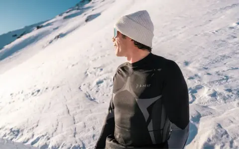 Uomo con berretto e maglia termica G-Heat, pronto per sciare. L'abbigliamento giusto è fondamentale per godersi la neve.