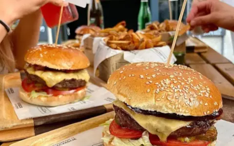 Skąd naprawdę pochodzi hamburger? Odkryj jego europejskie korzenie.
