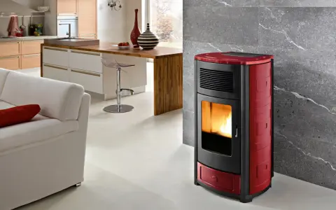 Estufa de pellets roja y negra en un salón moderno, mostrando las ventajas de la biomasa para un hogar cálido y sostenible.