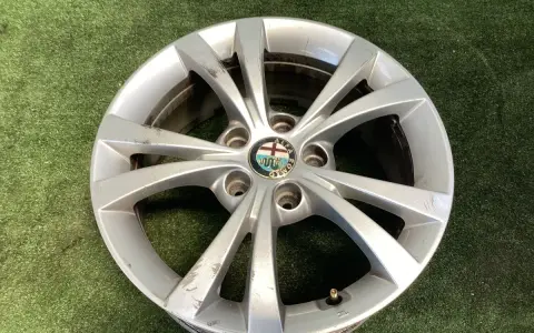 Cerchi in lega Alfa Romeo Giulietta 17 pollici, con logo centrale.