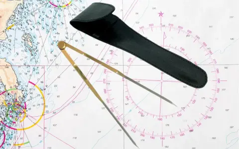 Compas de navigation sur une carte marine.