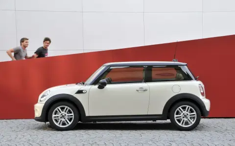 Biały Mini Cooper 1.6 120 KM, z dwoma mężczyznami w tle. Czy są jakieś wady?