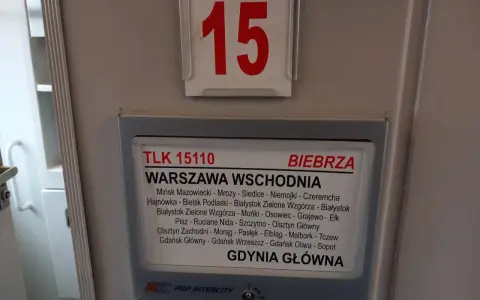 Tablica informacyjna pociągu TLK 15110 "Biebrza" na trasie Warszawa Wschodnia - Gdynia Główna.