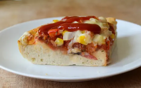 Idealna domowa pizza: sekrety ciasta, sosu i chrupkiego spodu