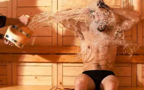 Sauna po treningu: Jak bezpiecznie przyspieszyć regenerację?