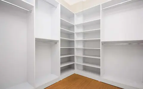 Ideas para vestidor cerrado: estanterías blancas y barras para colgar ropa, creando un espacio organizado y funcional.