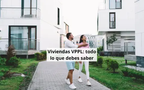 Pareja joven admira viviendas VPPL, todo lo que debes saber sobre estas casas.