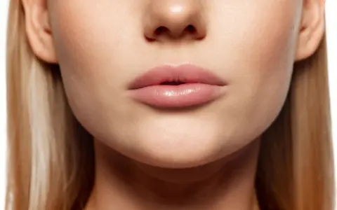 Labios rosados y suaves, perfectos para aprender como hidratar los labios y lucir una sonrisa radiante.