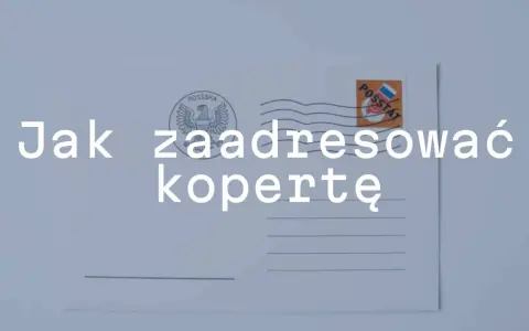 Jak zaadresować kopertę? Na zdjęciu biała koperta z polskim znaczkiem pocztowym i orłem.