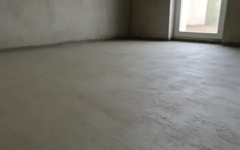 Świeżo wylana posadzka cementowa, gotowa na dalsze prace. Zastanawiasz się, ile cementu na m2?