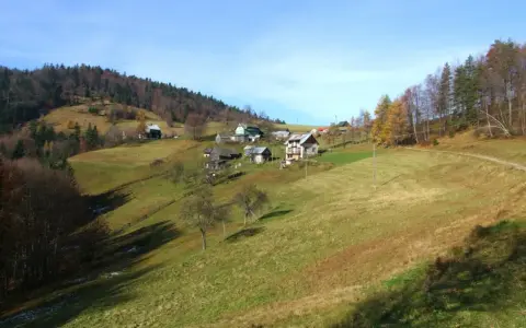 Jesienne krajobrazy Krynica Zdrój szczyty. Domy na zboczach, lasy i łąki.