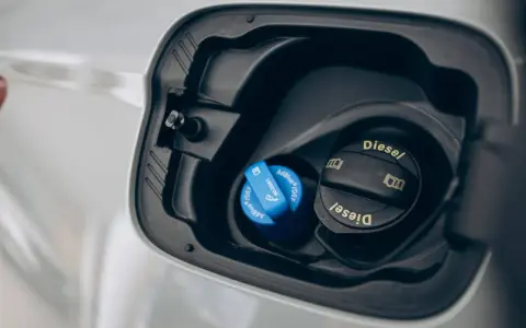 Tapa del depósito de AdBlue y diésel de un Peugeot 3008. Si tienes un problema depósito AdBlue Peugeot 3008, revisa estas tapas.