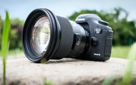 Profesjonalny aparat Canon EOS 5D Mark III z obiektywem, idealny do fotografii produktowej.