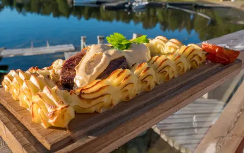 En härlig plankstek med krämig potatis och en god sås, perfekt att njuta av med ett glas vin vid vattnet.