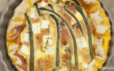 Pyszny quiche ze szparagami i serem feta, z chrupiącym ciastem francuskim. Idealny na wiosenny obiad.