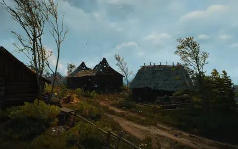 Wiedźmin Geralt na koniu wjeżdża do zniszczonej wioski. W tle widać chaty, jakby po wydarzeniach z "Oko za oko" w Wiedźminie 3.