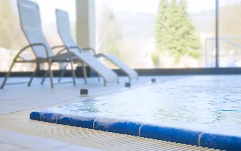 Entspannen Sie sich am Pool der Olsberg Therme. Liegestühle stehen bereit, während das Wasser sanft plätschert.