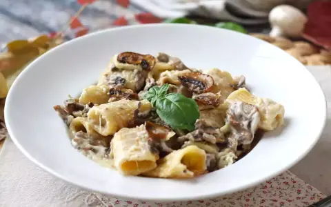 Kremowe spaghetti z grzybami: Mój przepis na mistrzowski smak!