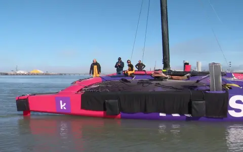 Le catamaran rose et violet, prêt pour la course, avec Audrey Ogereau et son équipe à bord.