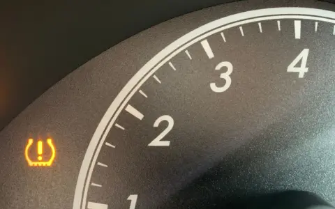 RDKS-Warnleuchte leuchtet auf, ein Zeichen für einen Reifenwechsel oder zu geringen Reifendruck.