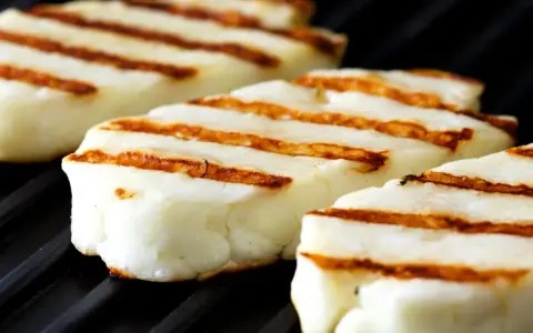 Pyszne halloumi z grilla, z apetycznymi paskami, gotowe do podania.