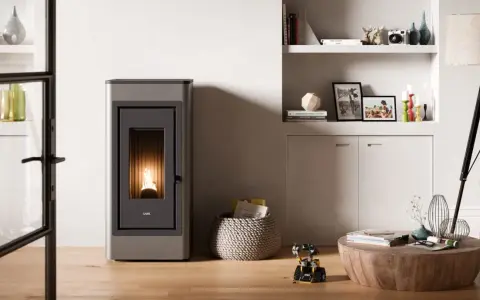 Stufa a pellet moderna con fiamma viva. Un'idea per scegliere la stufa a pellet perfetta per il tuo soggiorno.