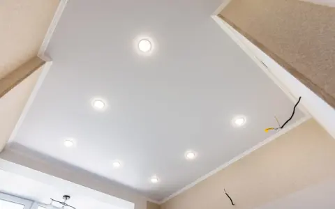 Moderne Spanndecke mit integrierten Spots. Informieren Sie sich über Spanndecke Kosten für Ihr Zuhause.