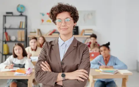 Nauczycielka w klasie, symbol nowoczesnego systemu edukacji w Szwecji. Uczniowie skupieni na lekcji.