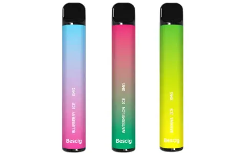 Tres vapers recargables de Bescig con degradados de color: azul/morado (arándano), rosa/verde (sandía) y verde/amarillo (plátano).