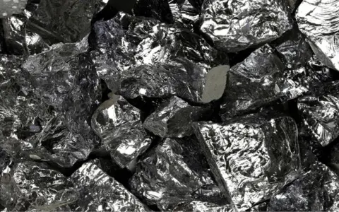 Gros plan sur des morceaux de silicium brut, brillant et anguleux. Ce matériau est essentiel pour de nombreux bienfaits technologiques et industriels.