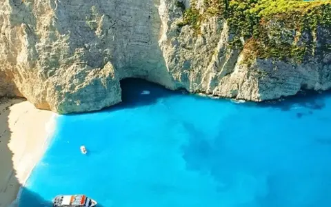 Niesamowite, turkusowe morze na Zakynthos, otoczone białymi klifami i zielenią. Widok zapiera dech w piersiach!