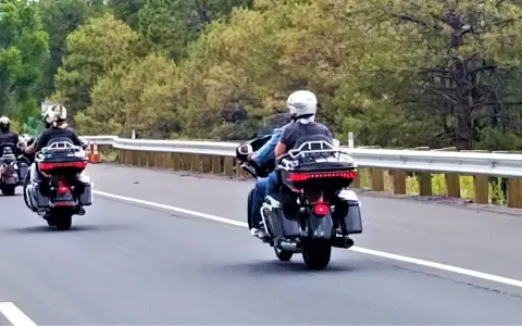 Trzech motocyklistów w kaskach jedzie drogą. Czy motocykl to pojazd samochodowy? To pytanie często zadawane przez pasjonatów dwóch kółek.