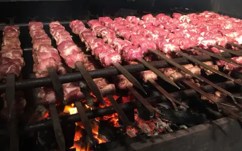Spiedini di carne su brace ardente, pronti per la bombette pugliesi ricetta.