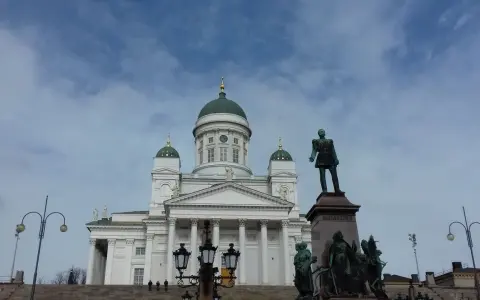 Pomnik cara Aleksandra II i biała katedra z zielonymi kopułami – to właśnie tu są Helsinki.