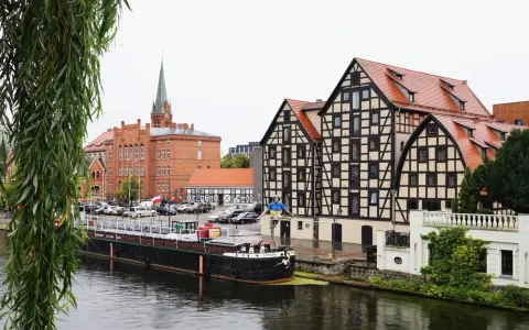 Bydgoszcz w jeden dzień: zabytkowe kamienice, rzeka i pomnik na barkach.
