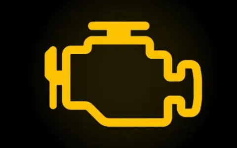 Luz de advertencia de fallo motor Volkswagen encendida. Indica un problema que requiere atención inmediata.