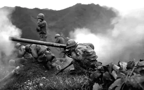 Soldados en acción, un resumen de la guerra de Corea. Humo y combate en un paisaje montañoso.
