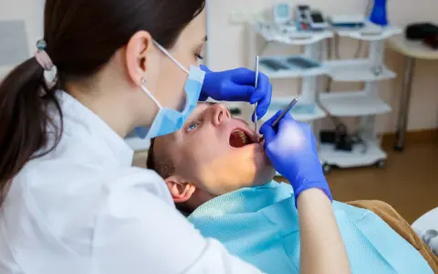 Pacjent u dentysty. Czy dentysta może wystawić L4? Zależy od stanu pacjenta i przepisów.