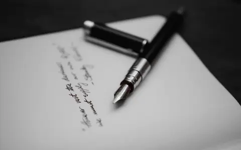 Pióro wieczne na papierze, gdzie widnieje fragment tekstu, być może ostatnia wola lub testament.