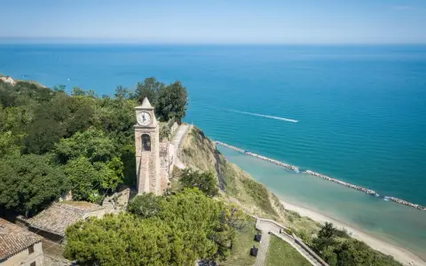 Torre dell'orologio a picco sul mare, un gioiello da scoprire a Fiorenzuola di Focara. Vista panoramica sull'Adriatico.