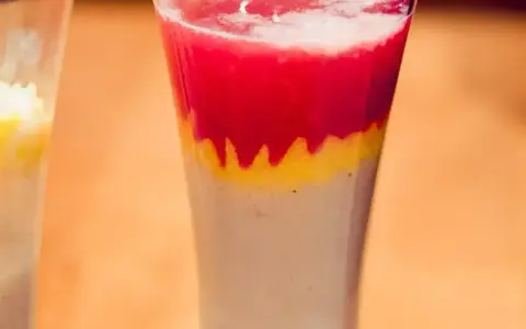 Warstwowy drink z sokiem bananowym, malinowym i żółtym musem. Idealny na orzeźwienie.