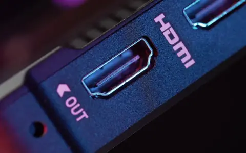 Zbliżenie na port HDMI z napisem "OUT" na urządzeniu. To część **channel strip** do przesyłania sygnału.